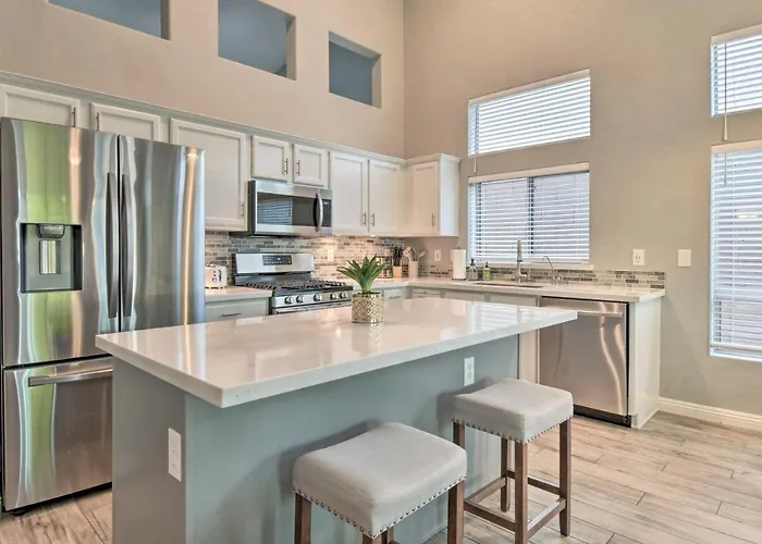 Holiday home Private Pool & Community Perks: Home!